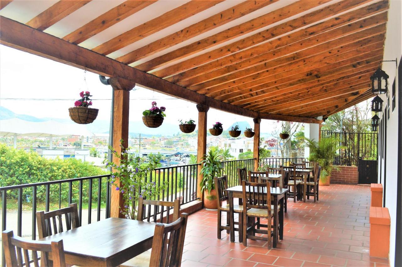 Отель Balcones De La Casona Гуатапе Экстерьер фото